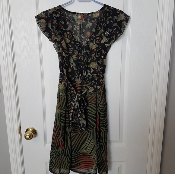 Green pattern dress with waist sash - Picture 3 of 5